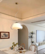 Lustre en verre pour éclairage design dans un salon contemporain.