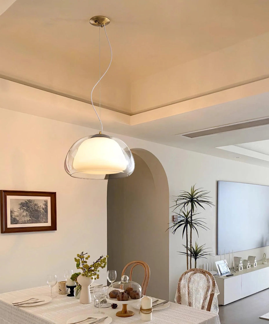 Lustre en verre pour éclairage design dans un salon contemporain.