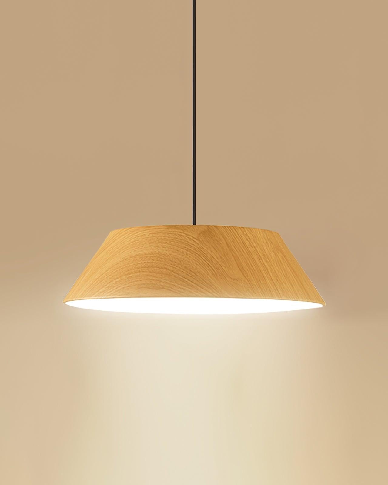 Lustre en verre élégant pour éclairage intérieur dans un salon moderne et design.