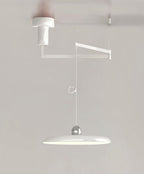 Lustre en verre épuré pour un éclairage design dans un salon moderne.