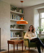 Lustre en verre minimaliste pour éclairage design intérieur épuré.
