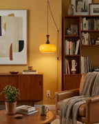 Lustre en verre minimaliste avec éclairage design adapté aux intérieurs modernes et épurés.