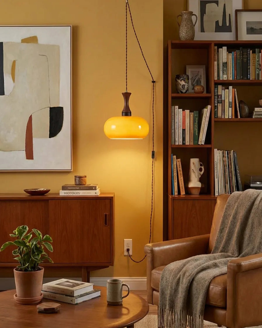 Lustre en verre minimaliste avec éclairage design adapté aux intérieurs modernes et épurés.