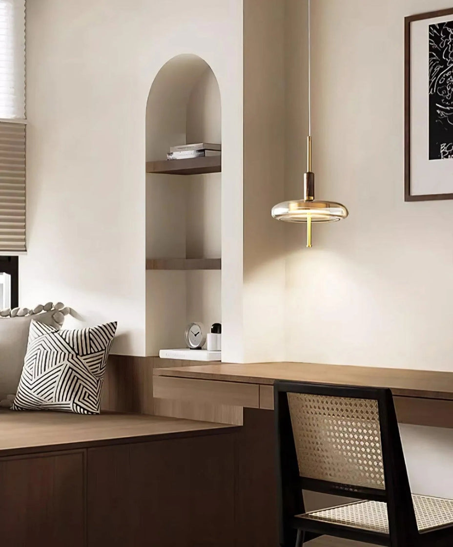 Lustre en verre minimaliste pour éclairage moderne.