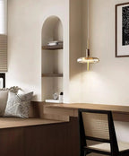 Lustre en verre minimaliste pour éclairage moderne.