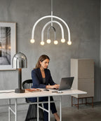 Lustre en verre moderne pour éclairage design du salon.