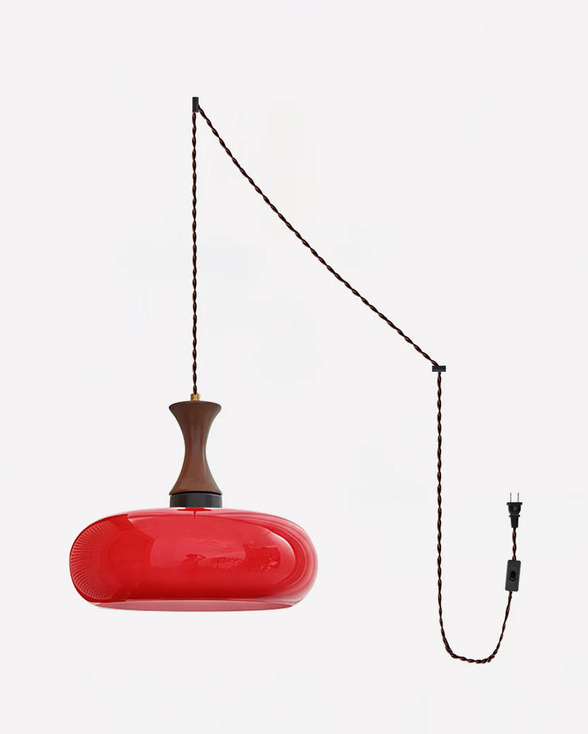 Lustre en verre translucide au design épuré pour un éclairage moderne dans un salon ou espace de vie.