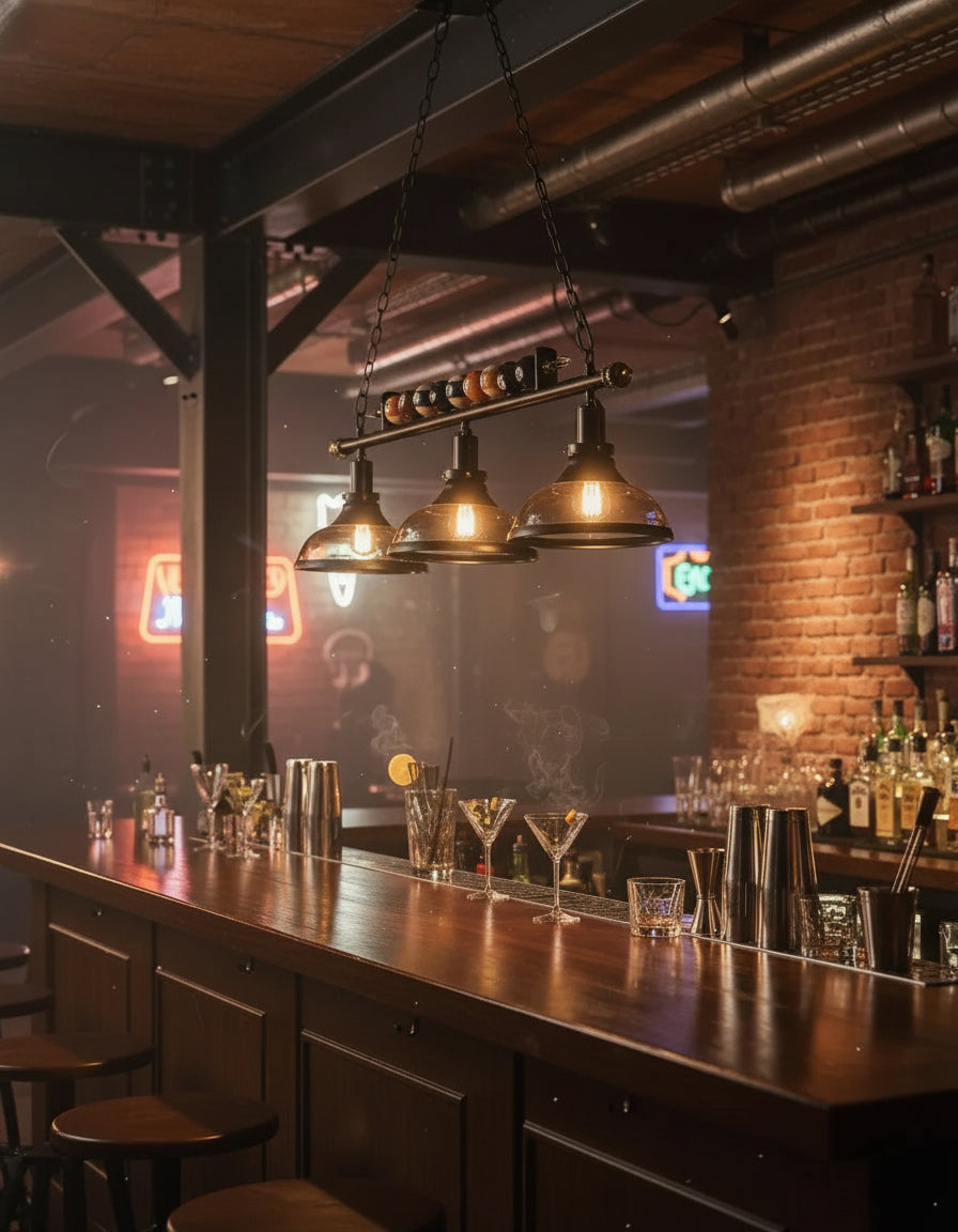 Lustre vintage billard à trois têtes en verre, éclairage LED lumière chaude pour ambiance chaleureuse et rétro.