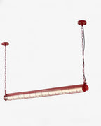 Plafonnier industriel noir long suspendu, luminaire décoratif pour intérieur moderne.