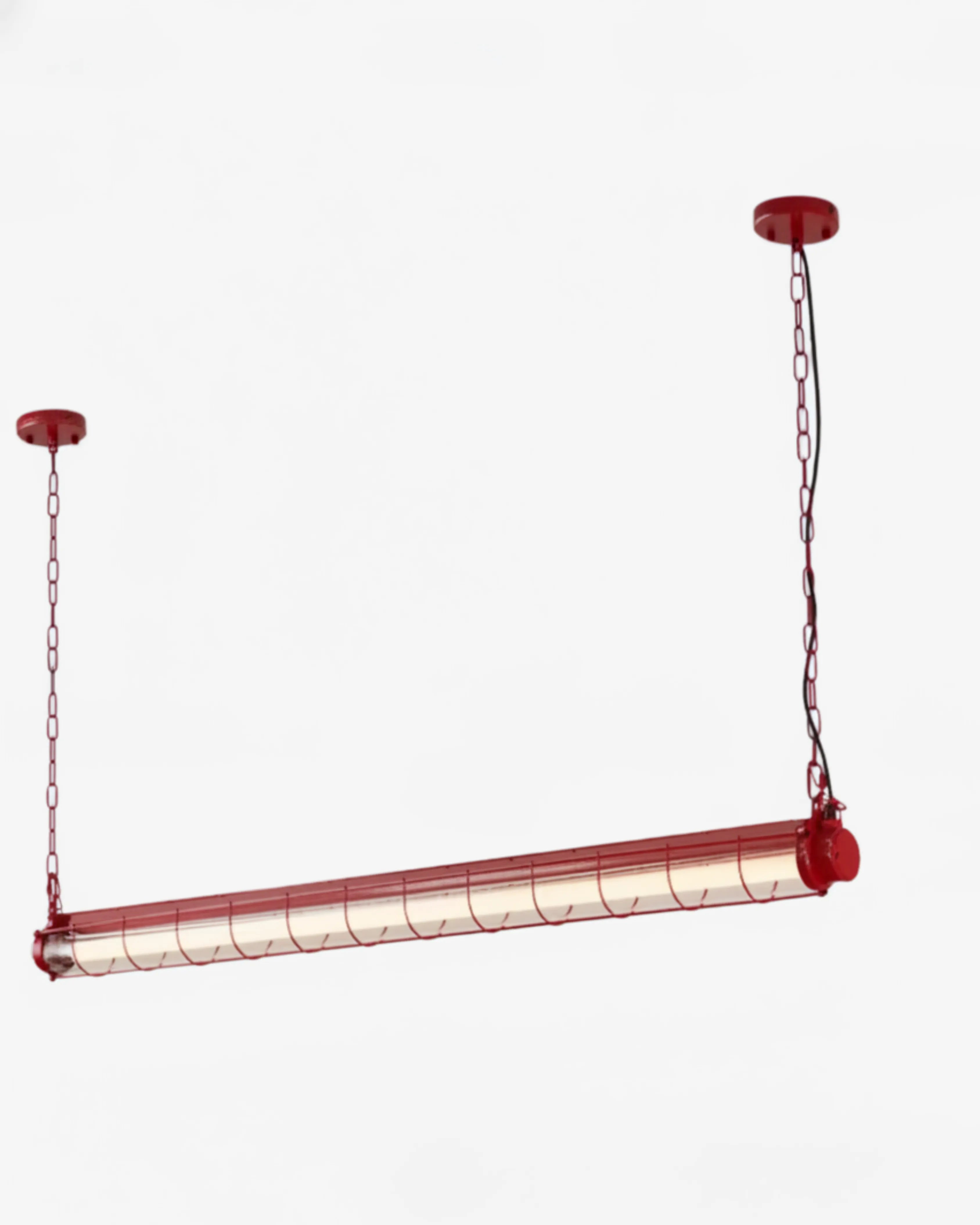 Plafonnier industriel noir long suspendu, luminaire décoratif pour intérieur moderne.