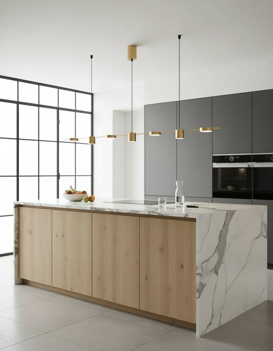 Plafonnier industriel doré en métal avec trois lampes, 75 cm de largeur, idéal pour style moderne et épuré.