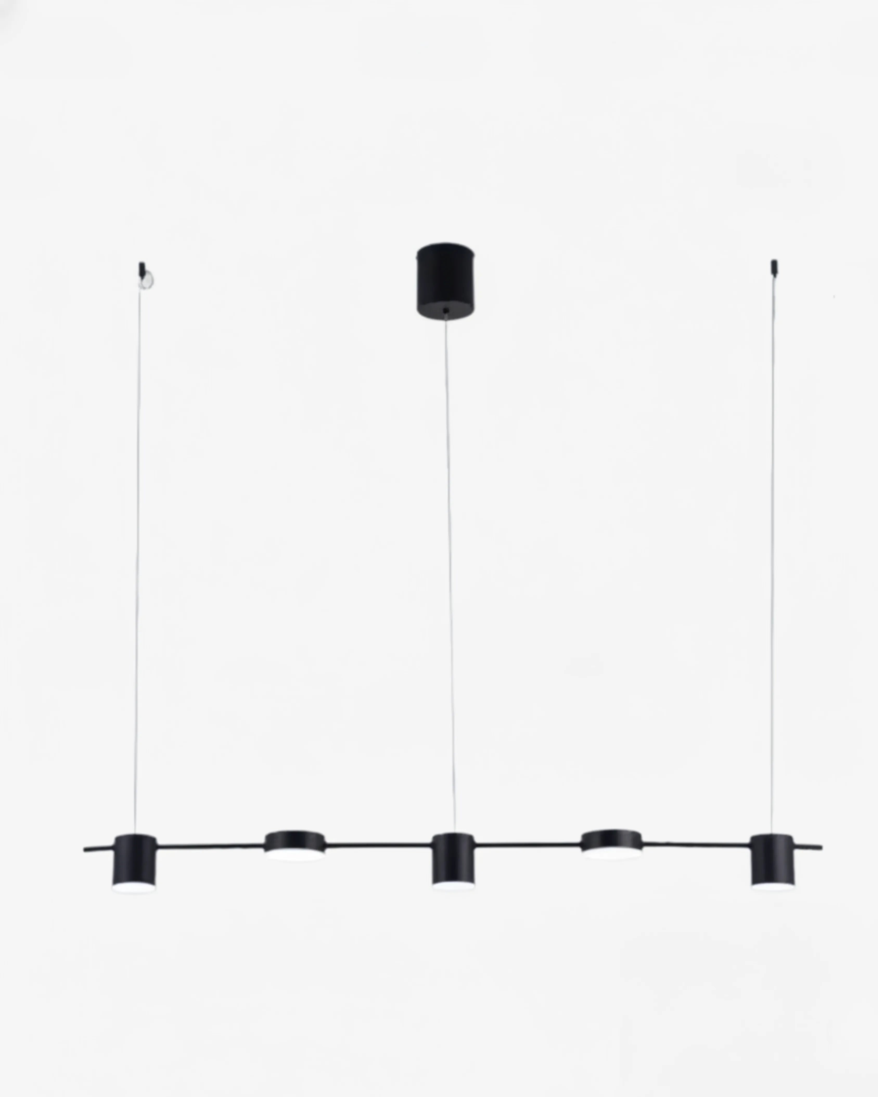 Plafonnier LED suspendu noir minimaliste en métal, luminaire décoratif à trois têtes pour intérieur contemporain.