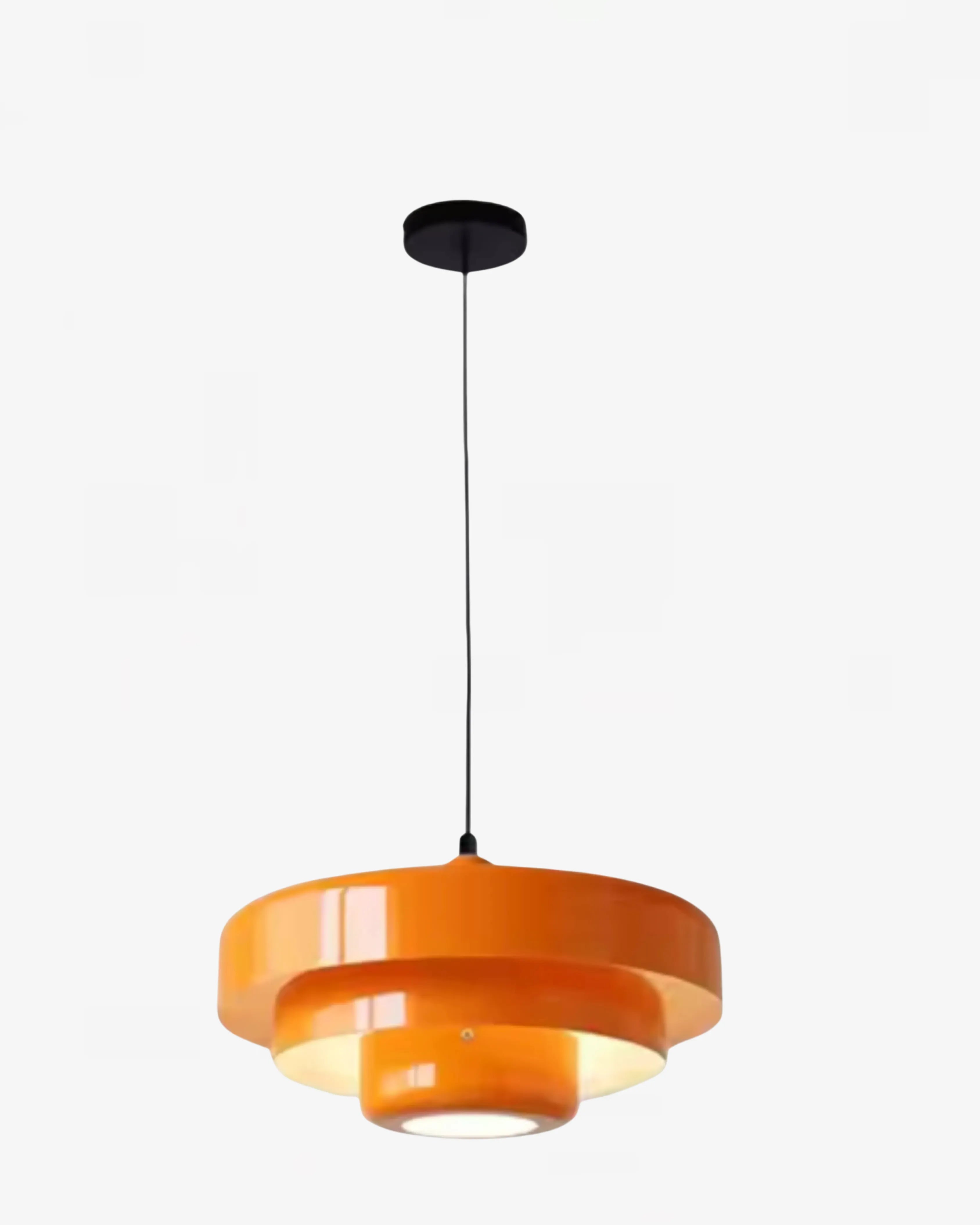 Plafonnier rouge moderne au style nordique, idéal pour donner un look loft new-yorkais à un salon contemporain avec canapé gris et table en verre.