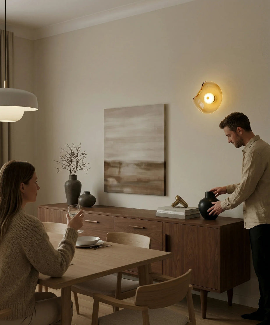 Plafonnier en verre pour éclairage doux dans maison moderne.