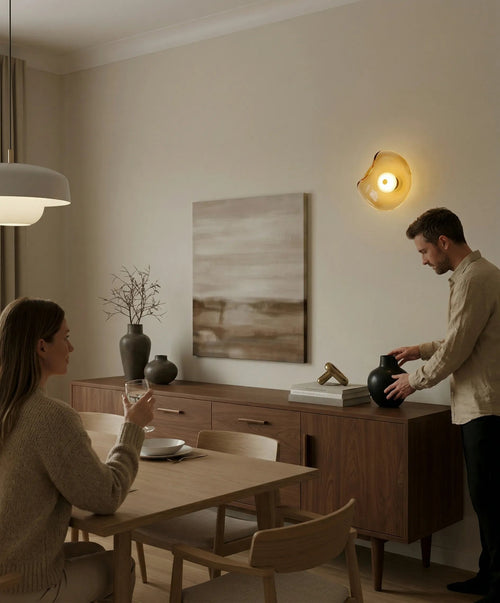 Plafonnier en verre pour éclairage doux dans maison moderne.