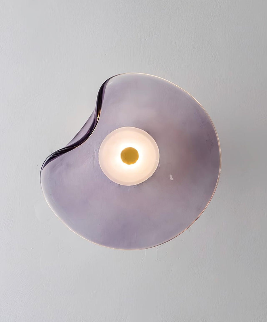 Plafonnier en verre design pour luminaire intérieur moderne.