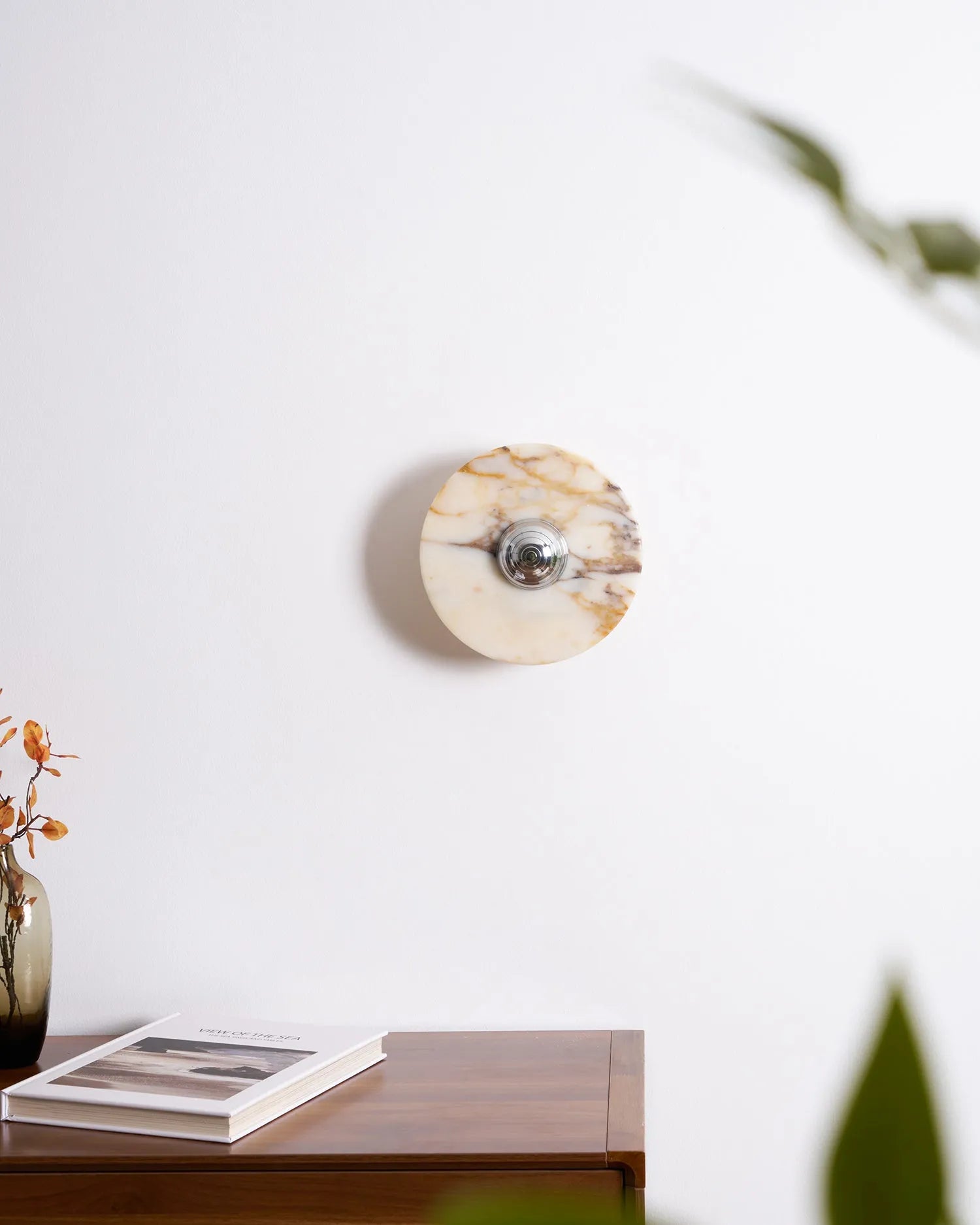 Plafonnier en verre diffusant une lumière design contemporaine.