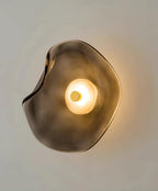 Plafonnier en verre avec éclairage minimaliste pour maison moderne.