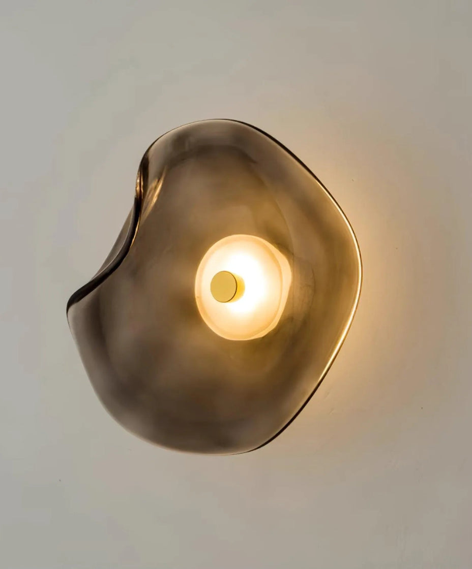 Plafonnier en verre avec éclairage minimaliste pour maison moderne.