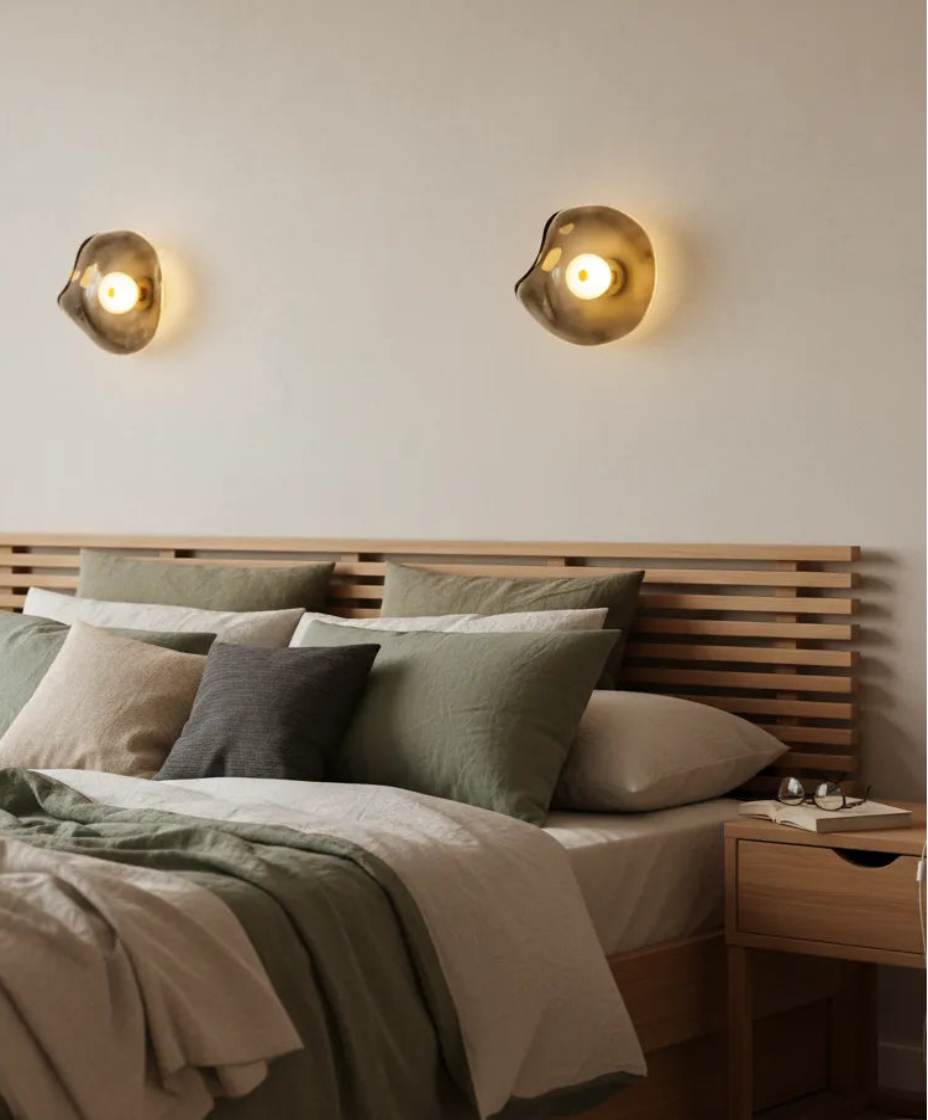 Plafonnier en verre pour éclairage moderne dans salon.