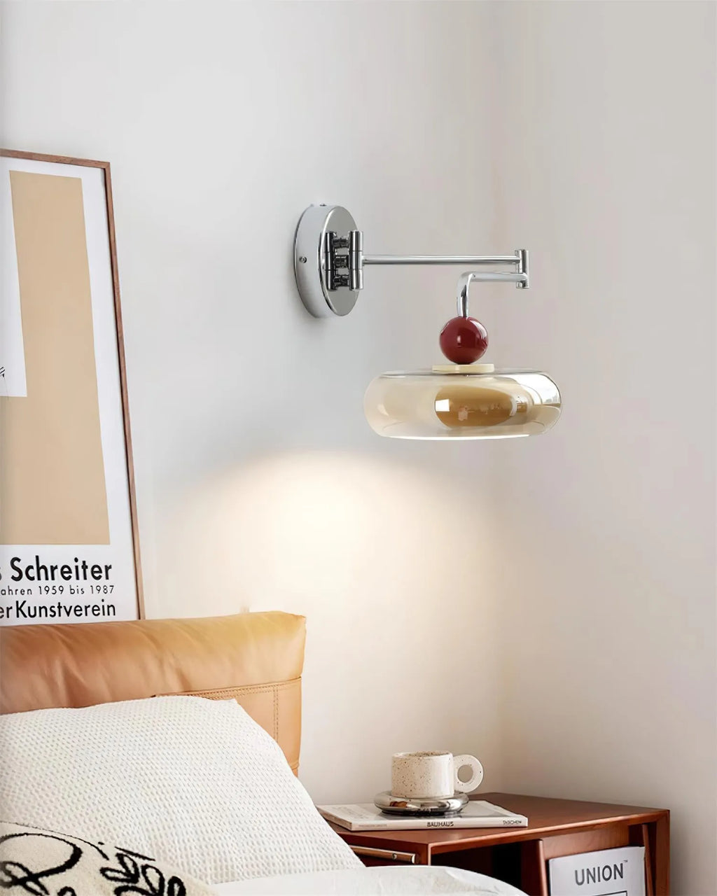 Plafonnier en verre à ligne organique pour décoration lumineuse intérieure.