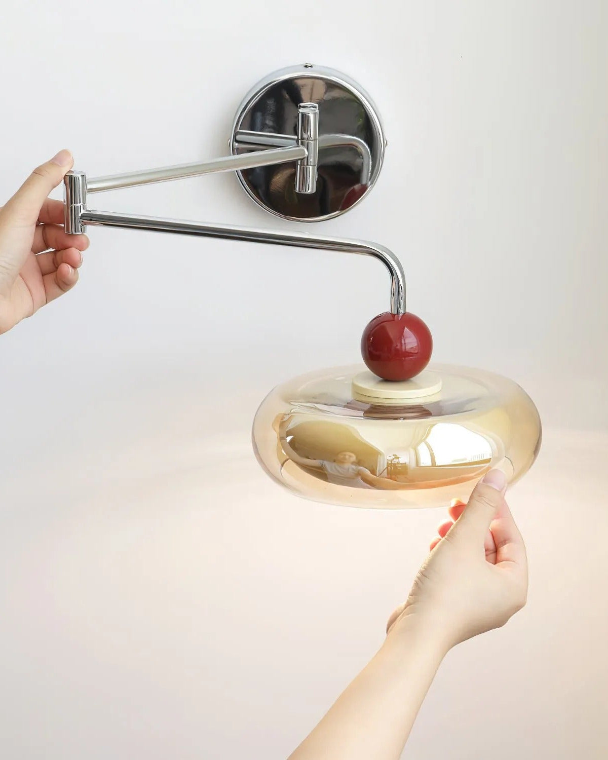 Plafonnier en verre aérien pour éclairage design dans maison moderne.