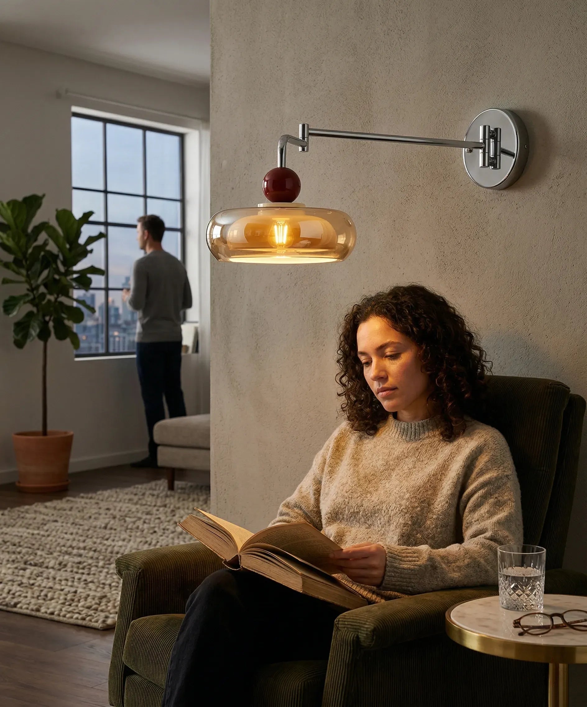 Plafonnier en verre naturel diffusant lumière douce dans salon.