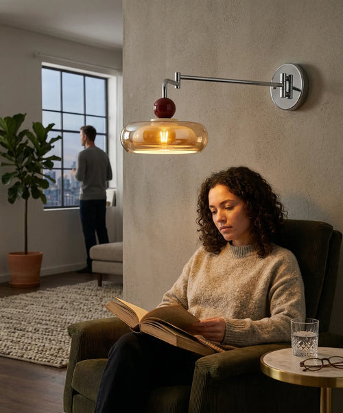 Plafonnier en verre naturel diffusant lumière douce dans salon.