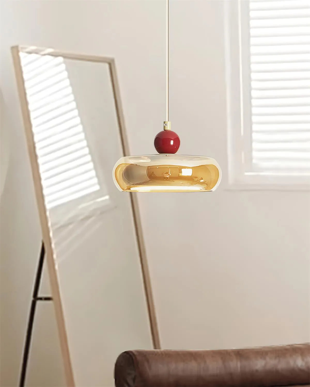 Plafonnier en verre unique pour intérieur moderne.