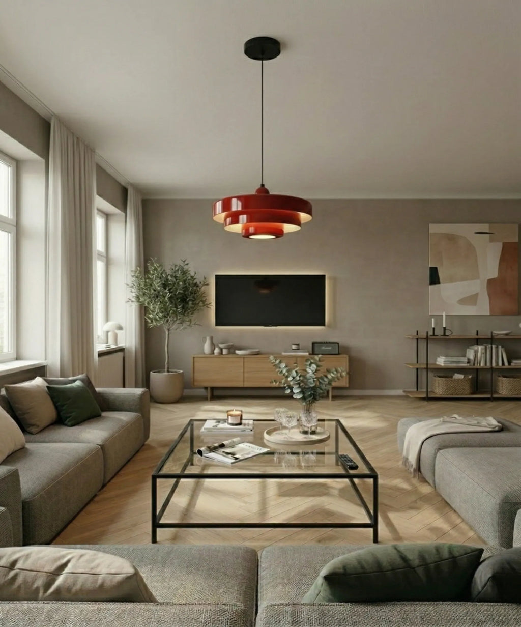 Lampe suspendue rouge brillante au design nordique contemporain, adaptée aux intérieurs modernes, bars, restaurants ou hôtels.