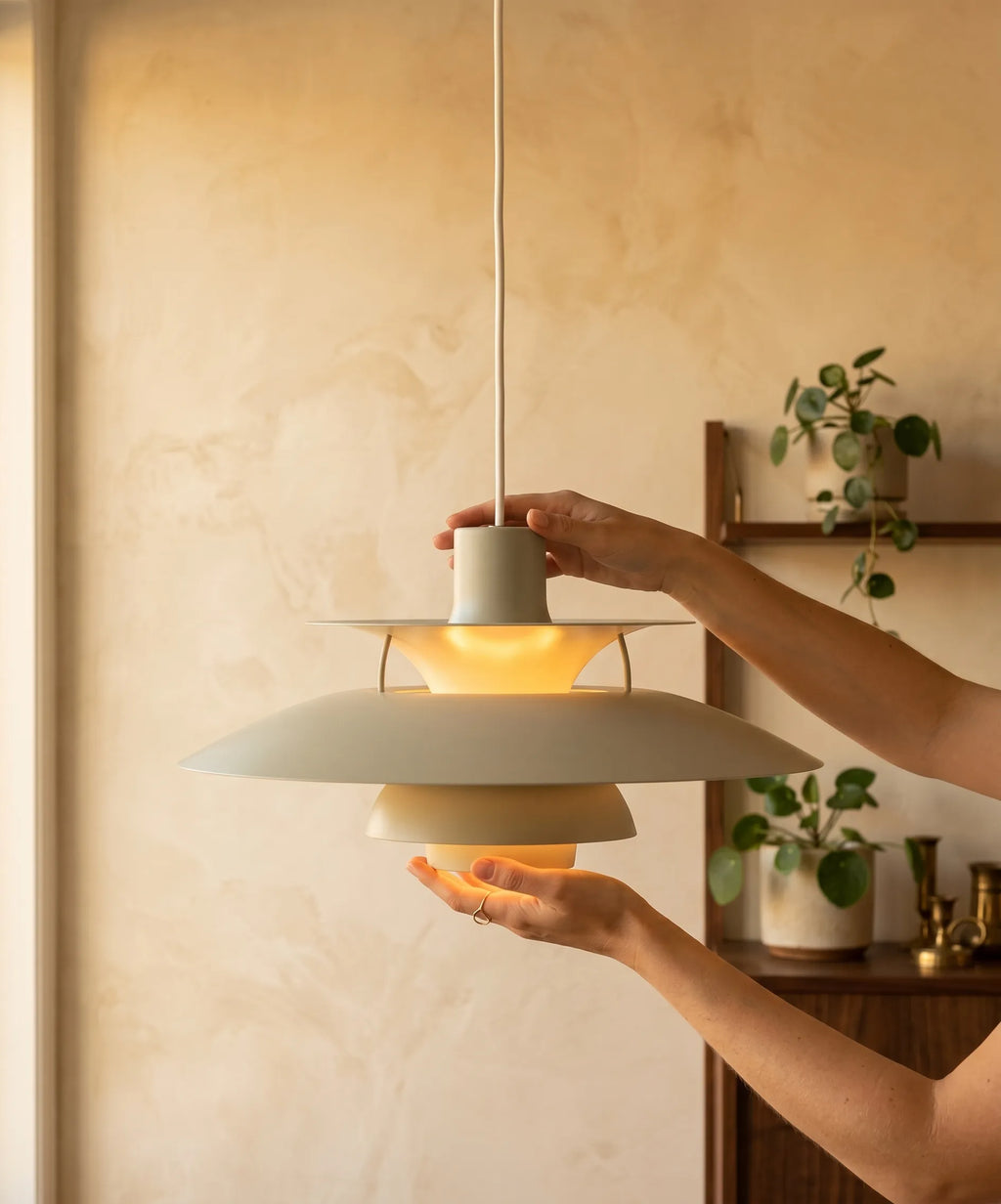 Suspension en aluminium au design nordique créant une ambiance chaleureuse et élégante