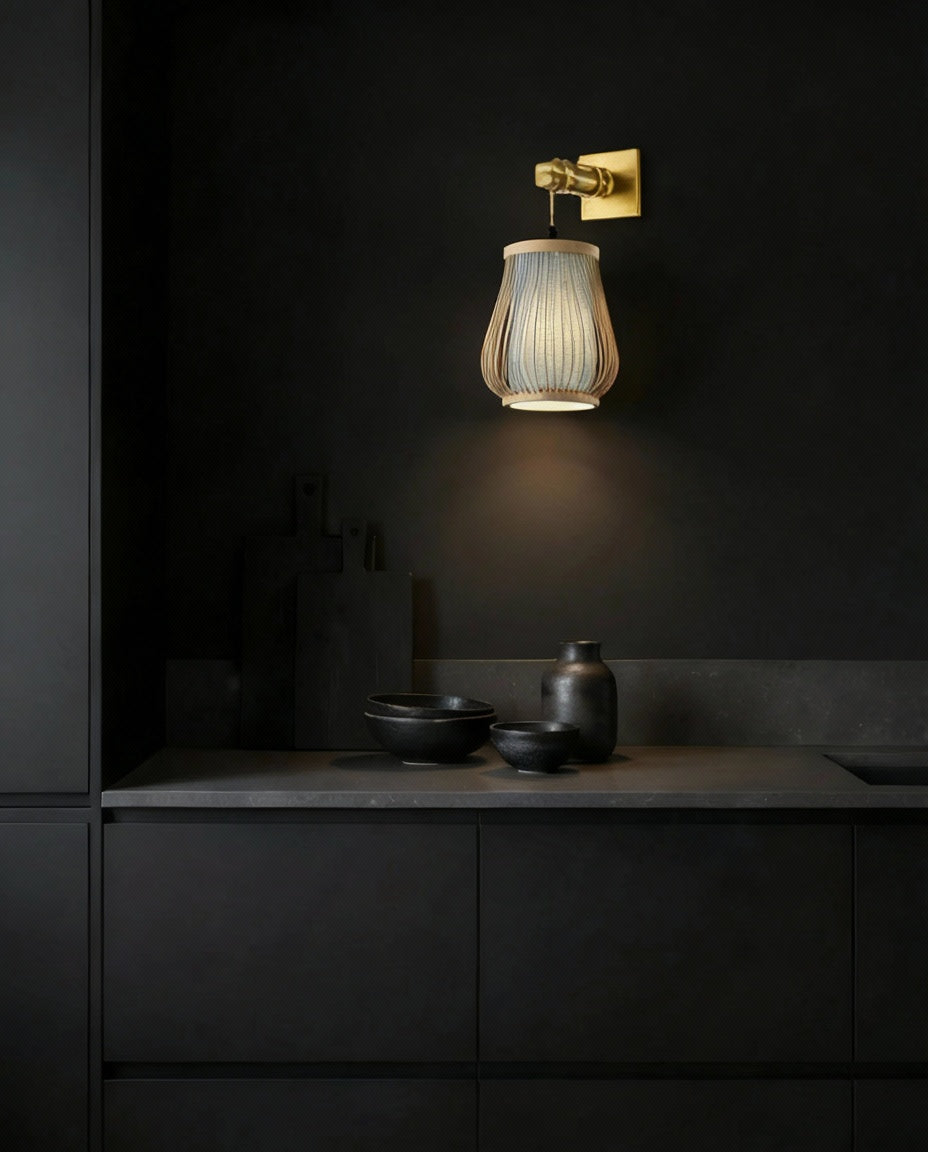 Suspension bambou avec intérieur en tissu bleu, fixation applique murale, parfaite pour chambre d'hôtel ou chevet LED.