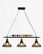 Suspension style billard industriel avec trois lampes en verre, luminaire vintage idéal pour bar, restaurant ou salle à manger.