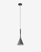Suspension design scandinave conique idéale pour illuminer un îlot de cuisine avec modernité