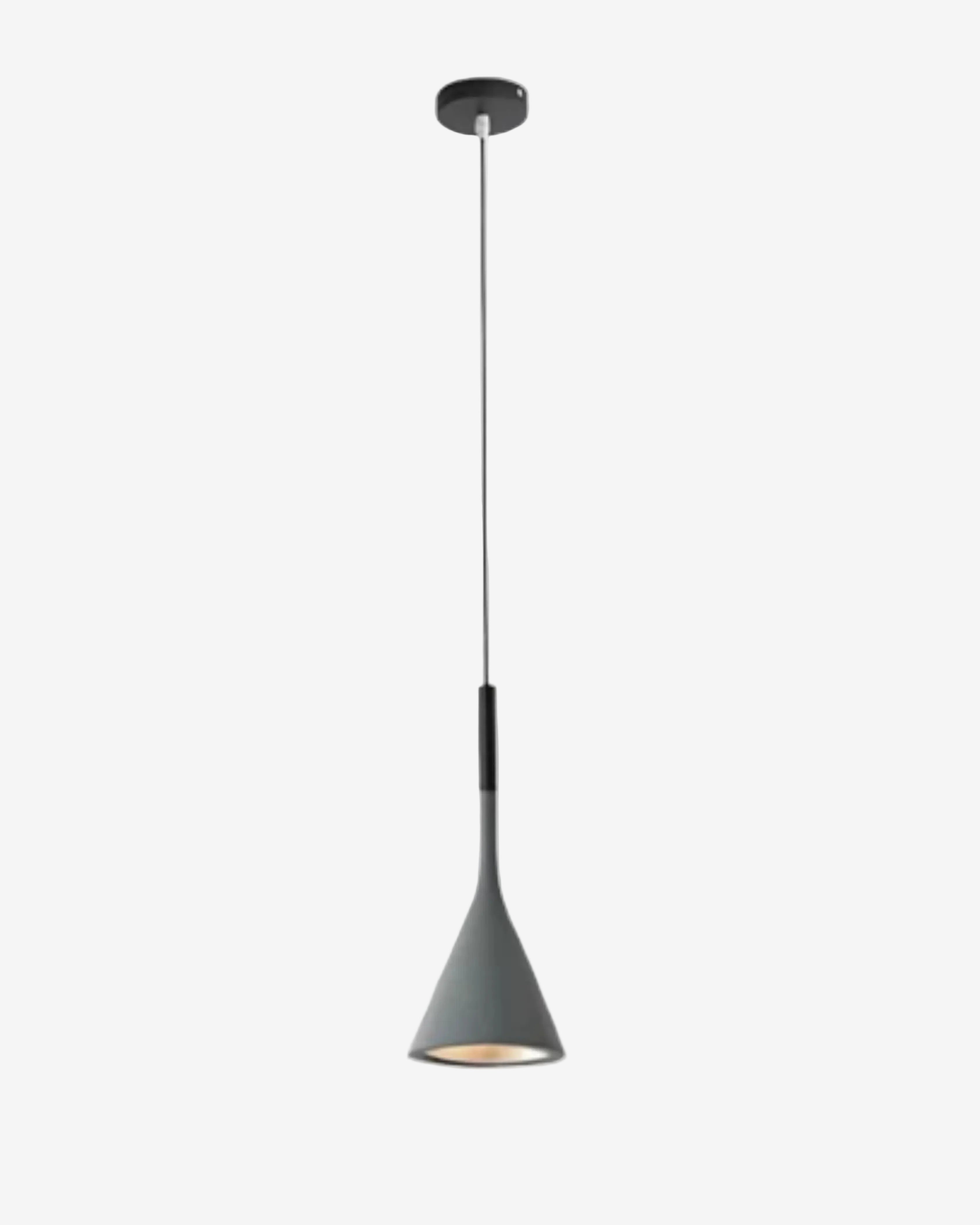 Suspension design scandinave conique idéale pour illuminer un îlot de cuisine avec modernité