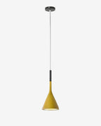Suspension conique en métal mat créant une ambiance scandinave dans un intérieur épuré