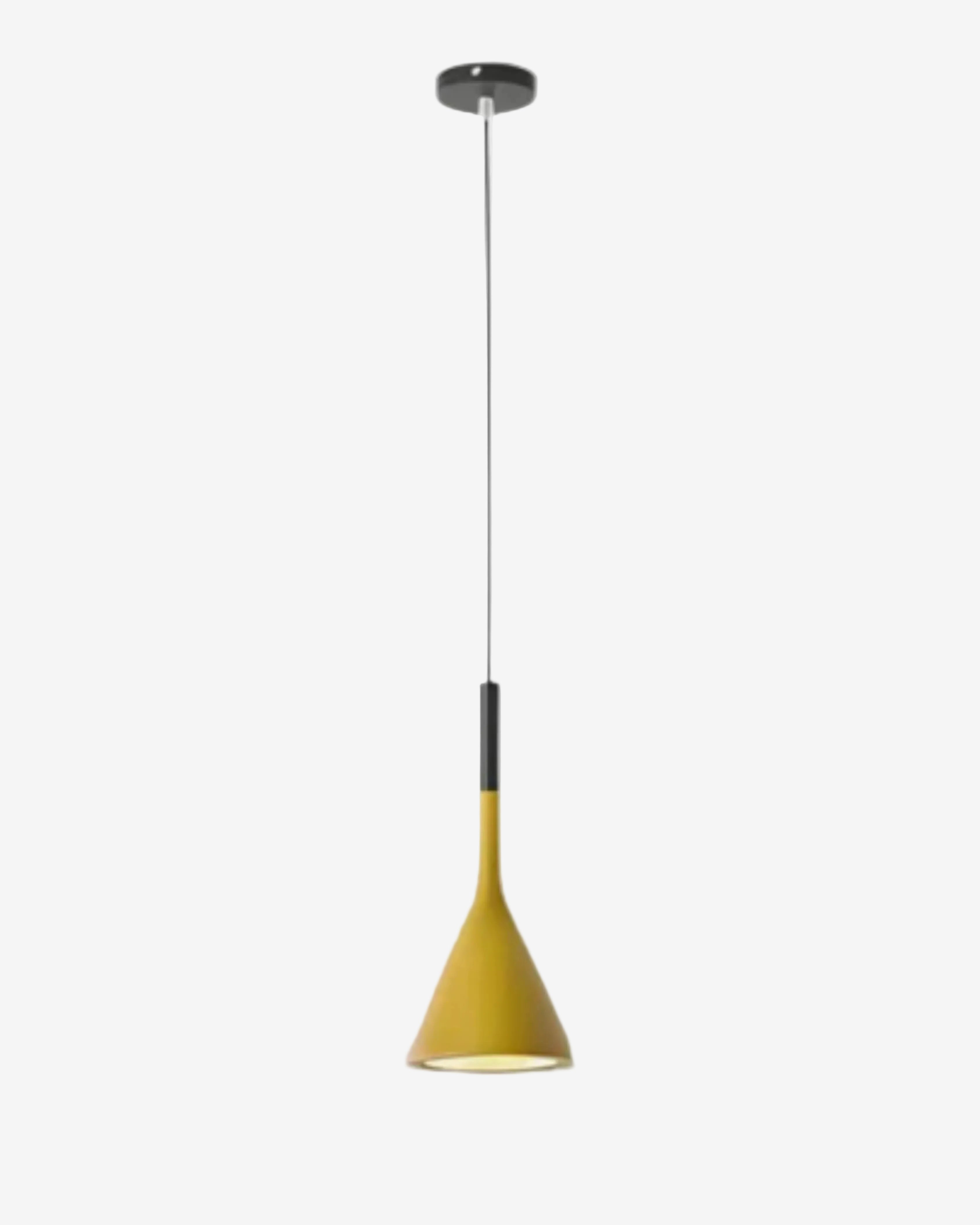 Suspension conique en métal mat créant une ambiance scandinave dans un intérieur épuré