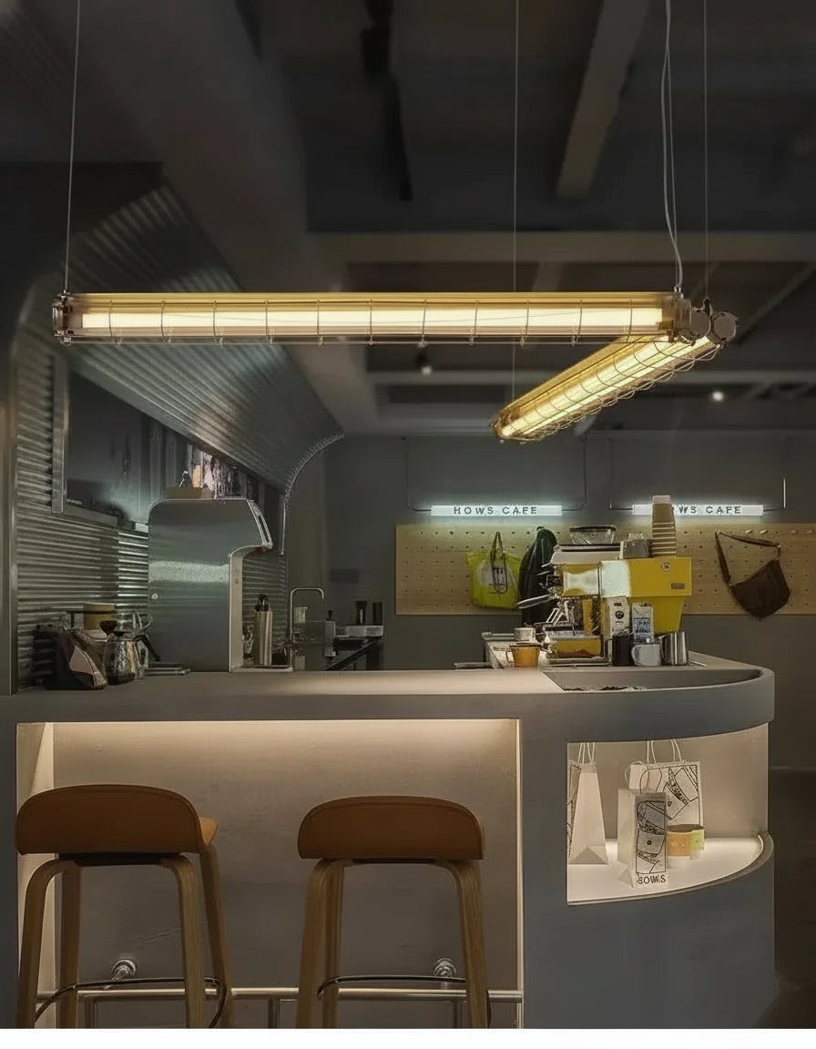 Suspension LED industrielle noire en tube long, éclairage linéaire parfait pour salle à manger, bureau ou cuisine moderne.