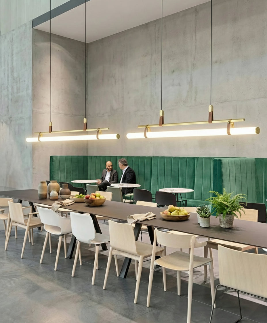 Suspension longue moderne or avec sangle en cuir et tube lumineux acrylique blanc, éclairage élégant pour cuisine ou bureau.