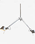 Suspension moderne en métal argent avec bras articulés et double tête E27, luminaire réglable idéal pour salon ou salle à manger.