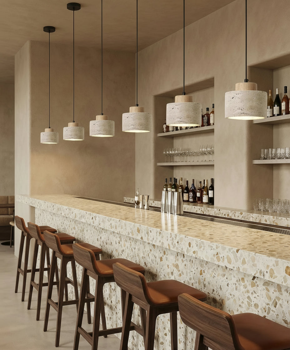 Suspension naturelle en pierre béton LED, style organique moderne pour salon ou salle à manger.