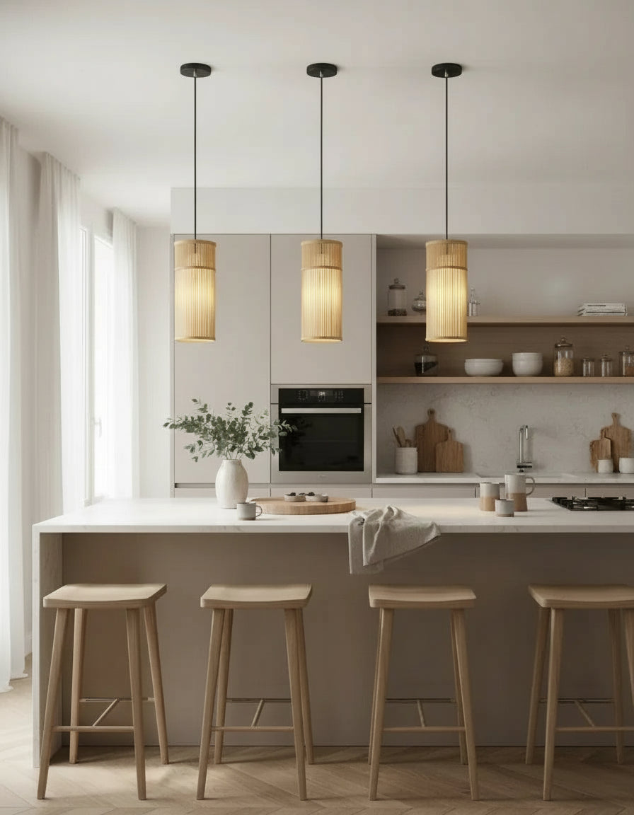 Suspension en osier style bohème, luminaire en rotin parfait pour salle à manger ou cuisine.