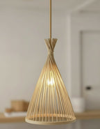 Suspension en osier pour décoration naturelle, lustre de plafond idéal pour salon et salle à manger.