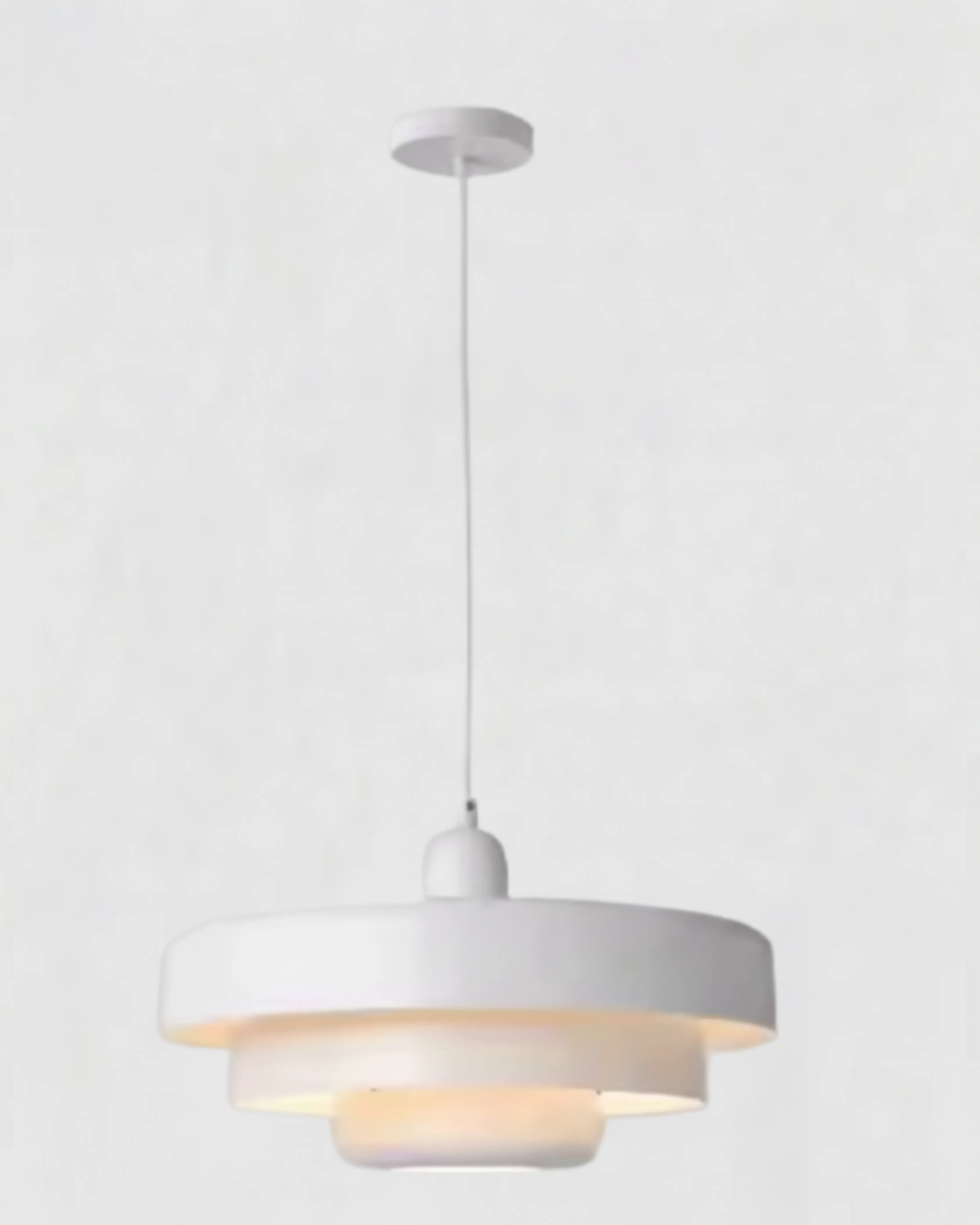 Suspension moderne rouge inspirée du design nordique, idéale pour une cuisine ou salle à manger avec une ambiance chaleureuse et créative.