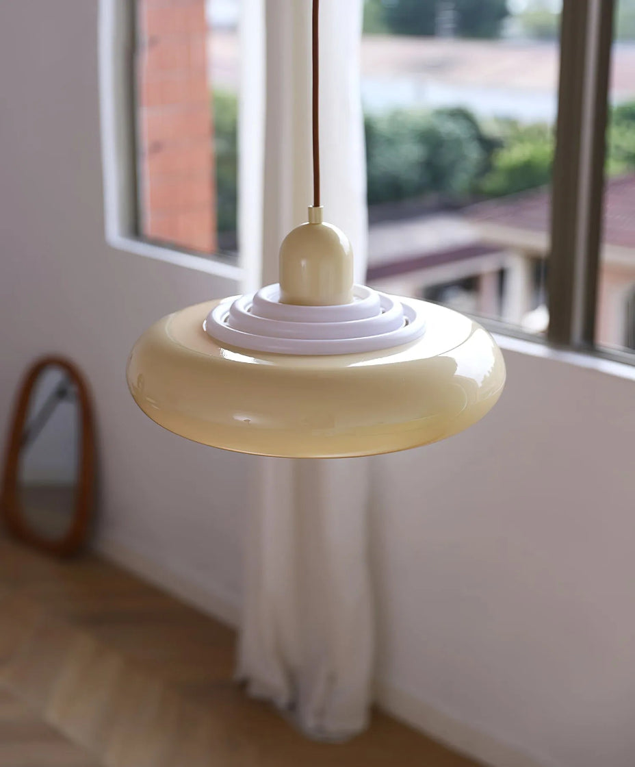 Suspension en verre design pour éclairage maison moderne.