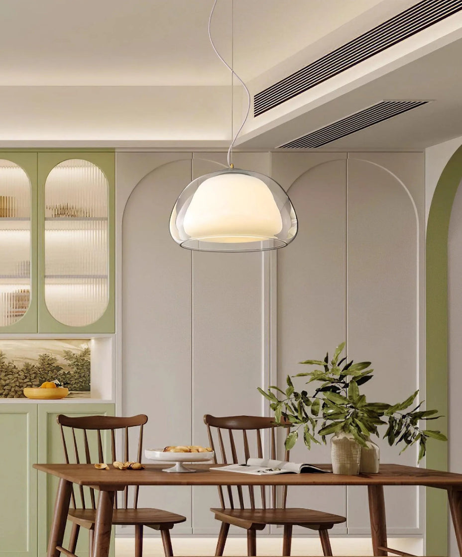 Suspension en verre pour éclairage décoratif dans un intérieur moderne.
