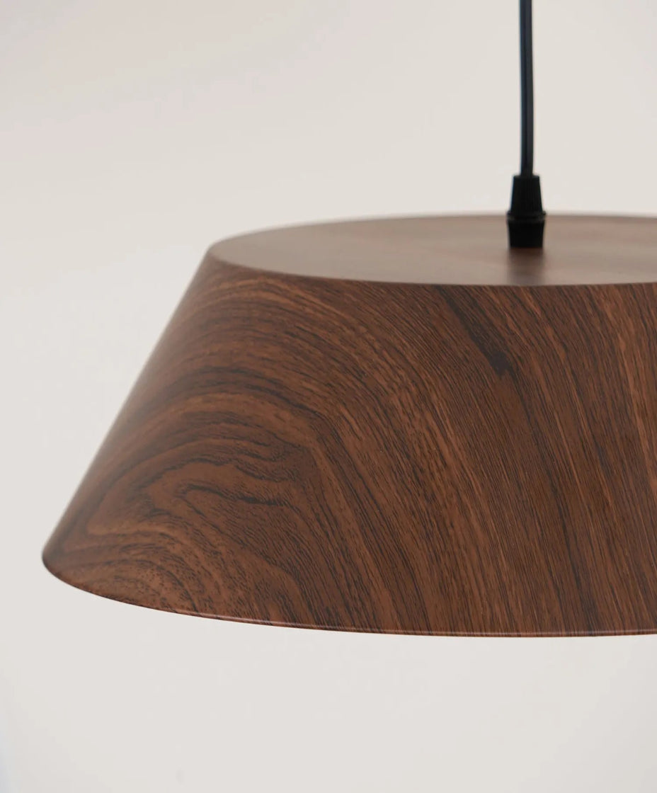 Suspension en verre diffusant une lumière douce pour un intérieur moderne et chaleureux.