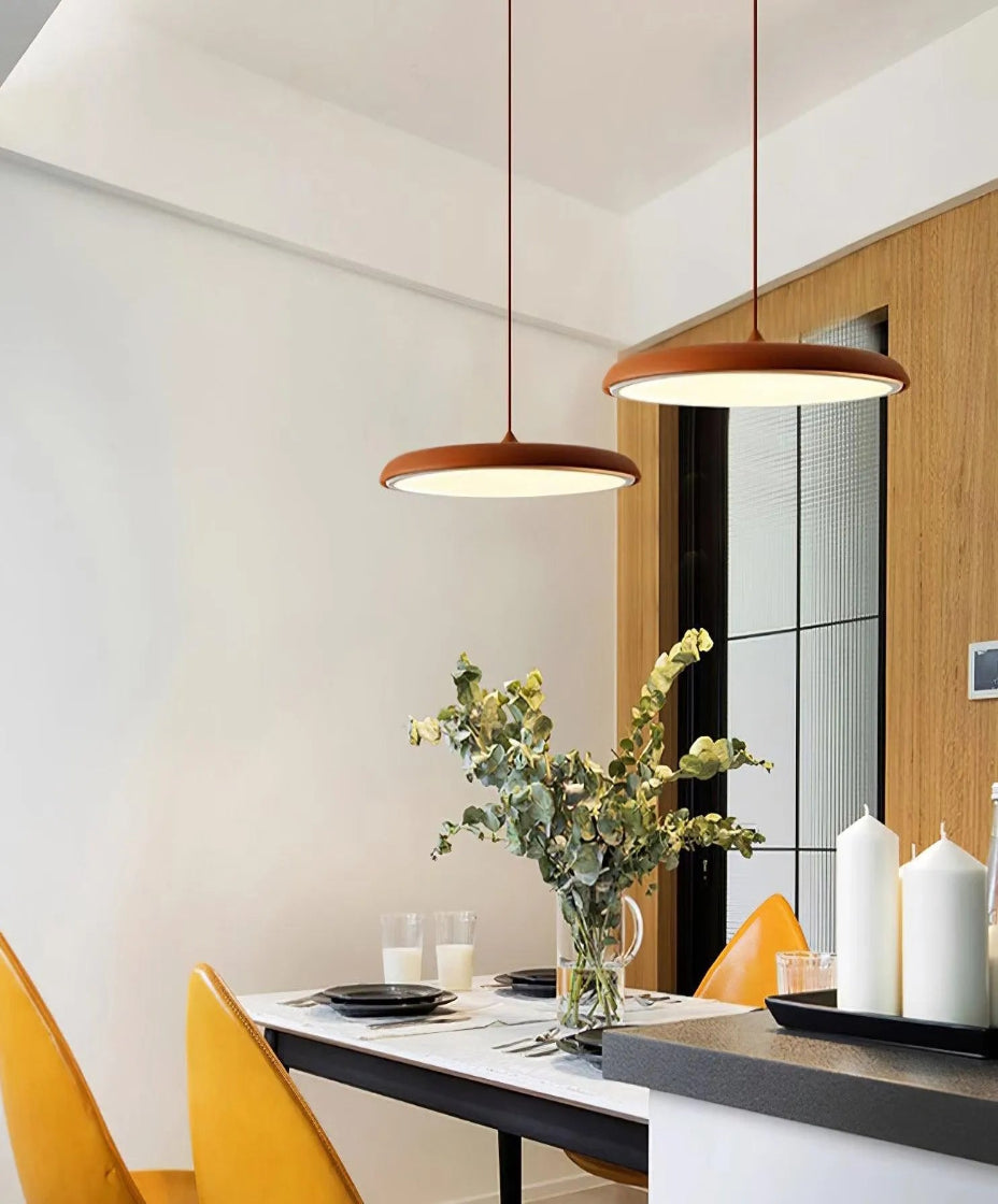 Suspension en verre élégante avec design contemporain pour éclairage intérieur.