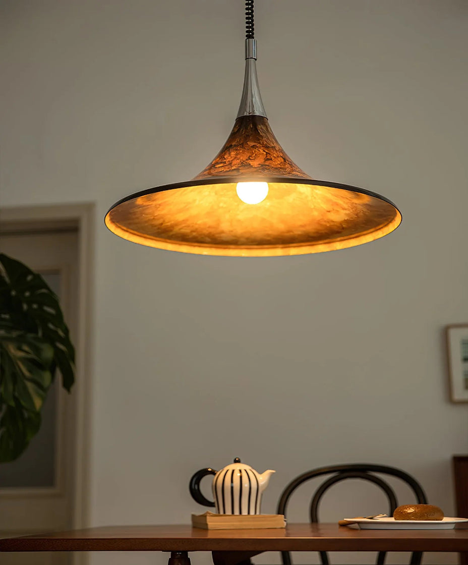 Suspension en verre design idéale pour décorer et éclairer salon ou chambre.