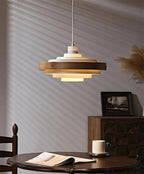 Suspension en verre design pour éclairage ambiant dans un intérieur moderne.